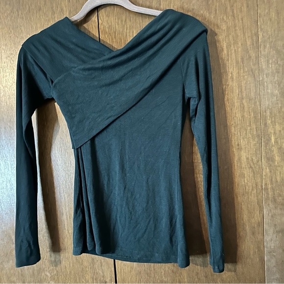 Aritzia Babaton Everest Green Phil Ribbed Off The Shoulder Asymmetrical Top XS - Picture 4 of 7